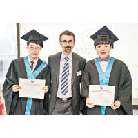 加拿大安省網上中學校長Mr. Nazzareno Fiscaletti（中），頒發證書予兩位畢業生Ryan（左）及John（右）。