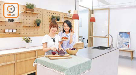 打卡位#1：中島式開放廚房<br>設有木製掛牆式層架，配襯不同花草，最啱愛下廚的女生。