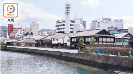 長崎市出島是日本鎖國時代唯一可對外貿易的港口，經一輪復修後，重現了昔日的歷史風景。