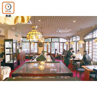 松翁軒本店二樓的咖啡廳洋溢着明治時代的歐式風格擺設。