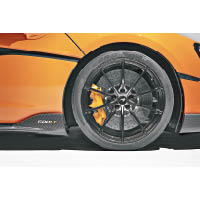 全新超輕量化合金輪圈內藏高效能制動卡鉗及碳陶瓷煞車碟，並配上高抓地力的Pirelli P Zero Trofeo R輪胎。