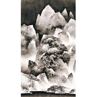 本地藝術家陳鏡田的《明山如鏡之三》，只有黑、白、藍三色，卻散發着一份靈氣。