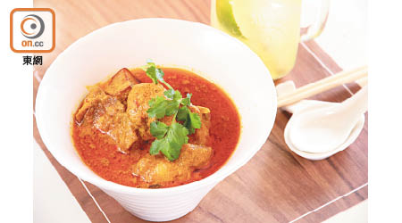 星洲黃咖喱<br>滿滿椰香的咖喱汁，配上軟腍入味的雞件，下飯一流。