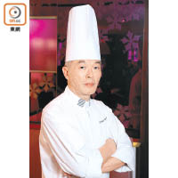 梁年方師傅入廚超過30年，擅長烹調東南亞菜式，現為尖沙咀一間酒店的傳統新加坡餐廳主廚。