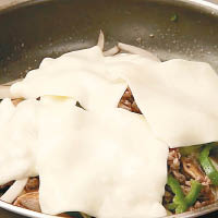 烤牛肉加入5片Mozzarella芝士片煮至半溶。