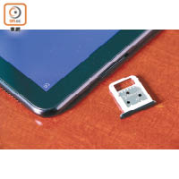 提供64GB或256GB ROM選擇，兩者皆支援microSD卡擴充容量。