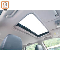 打開標準配備的電動天窗，令車廂更開揚。