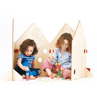 Play<br>可摺疊的屋形膠板屏風，為小朋友提供私人空間，建立專屬城堡、山脈或房子等場景，此作其實是設計師的考試功課。