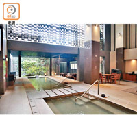 酒店的露天風呂擁有溫泉池、冷水池、蒸氣室、烤箱、甚至有石板浴。
