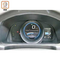 儀錶板提供豐富的行車資訊，當中包括電量狀態、功率計及預計車程範圍等。