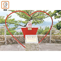 山頂千光寺公園在2009年被認定為「戀人聖地」，還矗立了一對貓咪情侶像。