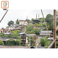 尾道被稱為西日本的小京都，它的山脈滿布寺院與小屋。