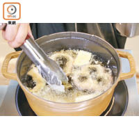 炸蔬菜天婦羅的油溫約180℃，炸5至6分鐘即成。