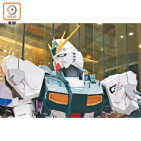 Nu高達右肩印上「Gundam Docks at HK」字樣。