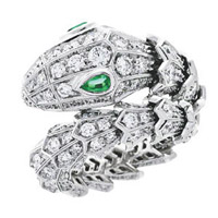 BVLGARI Serpenti Tubolar白金戒指，鑲嵌鑽石及祖母綠。 $29.3萬（B）