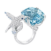 Boucheron動物系列Hopi蜂鳥白金鑽石戒指，鑲嵌一枚40卡海藍寶石。 $94.4萬（A）