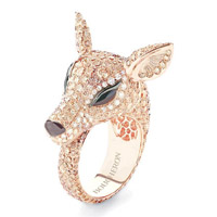 Boucheron動物系列Nara奈良鹿玫瑰金戒指，鑲嵌白色和香檳色鑽石、黑色藍寶石及縞瑪瑙。 $43.5萬（A）