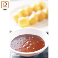 以自家雞煲醬汁及辣醬食譜改良而成的秘製辣汁，很有兒時「篤魚蛋」時吃到的辣汁味道。