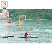 龍門尺寸為1.5×1米，設於離水面2米高的位置，球員可用手或槳來射門。