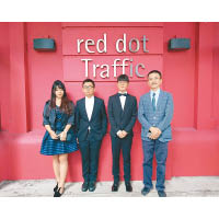 大葉大學的工設系學生張醫凡（右二）、黃宓謙（左二）、鄭敘慈（左一）於2016年前往新加坡領取紅點設計獎。