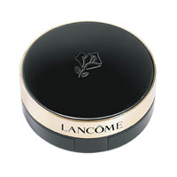 Lancôme極致持妝輕透氣墊粉底（F）<br>$390（粉芯 + 粉盒）<br>NBR科技令釋放的用量恰到好處，可締造半啞致絲絨光澤妝效，並帶來SPF 23/PA++防曬保護。
