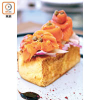 Smoked Salmon & Cream Cheese Divana Toast顛覆一般人認為西多必然是甜的古板印象，售THB290（約HK$93）。