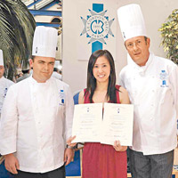 經歷了兩次金融風暴，2009年她決定遠赴法國修讀藍帶廚藝課程，取得第1名之後更下定決心由零開始，從事與煮食有關的工作。