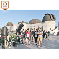 場外有多部天文望遠鏡，並有專人指導大家看星星或月亮。