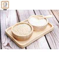 無論用絲苗米或珍珠米煲粥，米與水的分量也要控制得宜，否則煮出來的粥不是太稠就是太稀，影響口感。