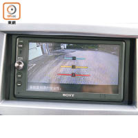 對應後泊鏡頭的中控台輕觸式屏幕，新增3條不同顏色的橫線，駕駛者更能掌握車後距離。