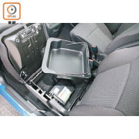 揭起前座乘客席椅墊，是手提式儲物匣及鋰電池。