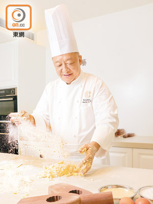 葉永華師傅在1966年入行做點心，至今已逾半個世紀；他希望做餅的手藝可以一直傳承下去。