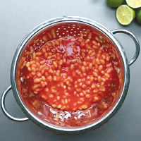 茄汁豆隔出來的茄汁，千萬別倒掉，可以加茄汁煮成醬，抹在漢堡內。