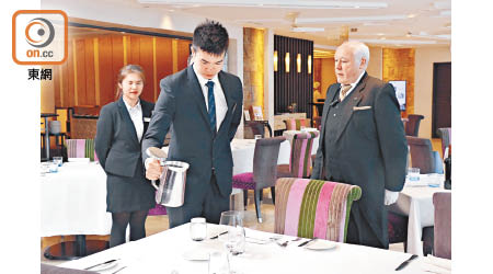 倫敦五星級酒店首席管家Mr. John Anthony Davoren（右）早前來港分享酒店管家的工作心得。
