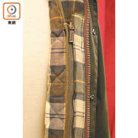 可於Bedale Wax Jacket內層以拉鏈方式加上Quilted Vest增加保暖度，揀番同一色調Tartan Checker就更為完美。