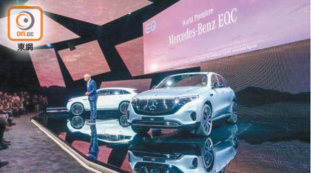 平治在瑞典斯德哥爾摩發布旗下首部電動車「EQC」，預計最快明年中上市。