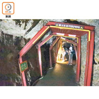 從前礦工用人手開鑿的痕迹，至今在龍源寺間步仍清晰可見。
