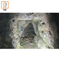 洞內有多個小坑，有些更窄得僅能容一人爬進去。