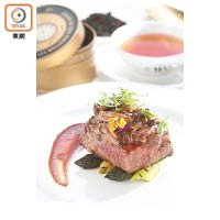 日本A5岩手縣和牛配焗蘑菇加頓<br>油香撲鼻的A5和牛，配上帶濃郁茶香及花香的茶湯，兩者的氣息和牛肉油分互相配搭，令牛肉味道更佳。