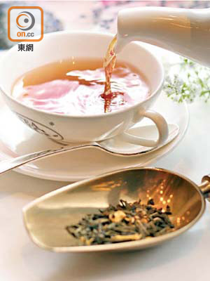 花與茶葉調混後，帶來別富風味的茶湯。