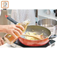 2. 用橄欖油煎香青葱，加入蘋果和蔬菜湯，關蓋煮6至8分鐘。