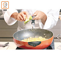 4. 把花椰菜磨成蓉，加入檸檬汁與薑黃粉混合作點綴。