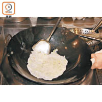 4. 起油鑊，下蛋液，以細火炒至凝固即成。