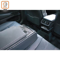 後排乘客可透過中央手枕調控冷氣系統、座椅暖風及椅背斜度等，還有USB插座為隨身Gadgets充電。