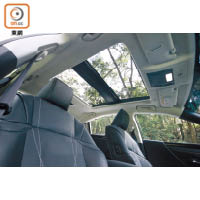 為車廂帶來開揚感的天幕加天窗，屬於Premium版標準配備。