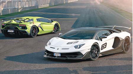 Aventador SVJ 63（右）及Aventador SVJ，將V12引擎發揮得淋漓盡致。