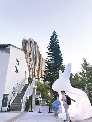 為迎接中秋，文化館特設巨型月亮及月兔裝置，讓入場人士打卡。