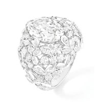 Les Mondes de Chaumet── Promenades Imperiales 18K白金鑽石戒指，鑲嵌1枚5.82卡、E VVS1級橢圓形切割鑽石。<br>約$777萬（B）