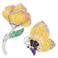 Van Cleef & Arpels Pétale de Papillon可轉換式胸針及Pétale de Papillon胸針的秘密，以黃K金及白K金鑲嵌鑽石、黃色及淡紫色藍寶石、祖母綠、錳鋁榴石、沙弗萊石、縞瑪瑙及舒俱徠石。<br>未定價（C）