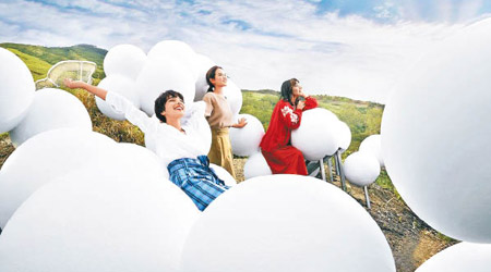 Cloud Bed是把大大小小的球形軟墊排列成雲朵狀，靠墊是由家具品牌「sixinch」開發製作的海棉材質塗層，具有防水功能，在戶外也能使用。